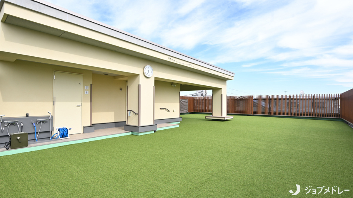 さんさん森の保育園石神井公園（保育士の求人）の写真13枚目：広々とした屋上庭園があります