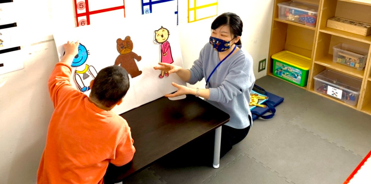 放課後等デイサービスらしさ吉祥寺(児童発達支援管理責任者の求人)の写真4枚目:活動の中に、ビジョントレーニングをとりいれています。