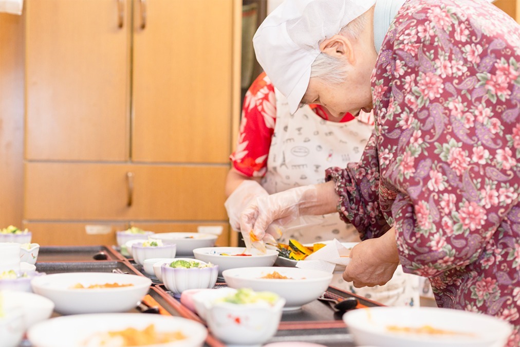 グループホーム　菩提樹の家の写真3枚目：調理や畑での野菜づくりなど、様々な活動を取り入れています。