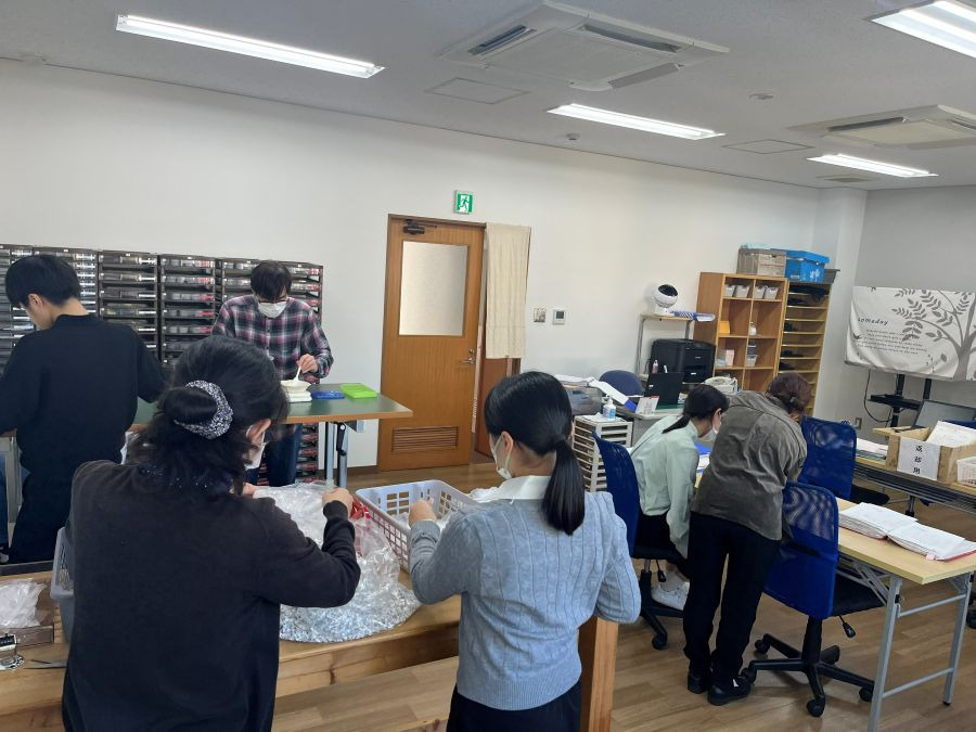 就労サポートセンターラシーネ　【就労移行支援事業】（生活支援員の求人）の写真3枚目：就職に向け、模擬訓練を実施している場面です。支援者は上司役として支援にあたります