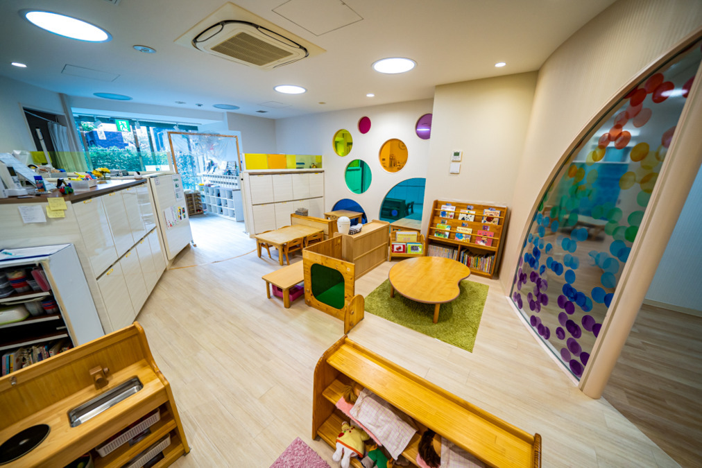 亀戸こころ保育園（医療事務/受付の求人）の写真6枚目：カラフルな配色のデザインの園内です◎