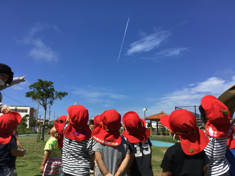 みなみ保育園の写真5枚目：みんなで見つけた飛行機雲☁なんだろう？全てのモノは子どもたちの刺激になります
