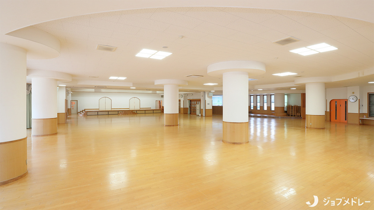 たつみ幼稚園（幼稚園教諭の求人）の写真14枚目：クラス外のお友達とも交流できるランチルームです