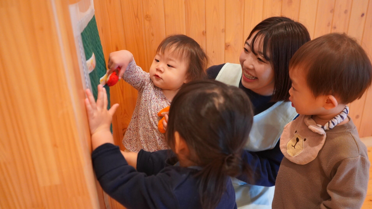 みなみがわら保育園の写真10枚目：お部屋でゆったりと過ごす時間も大切にしています。