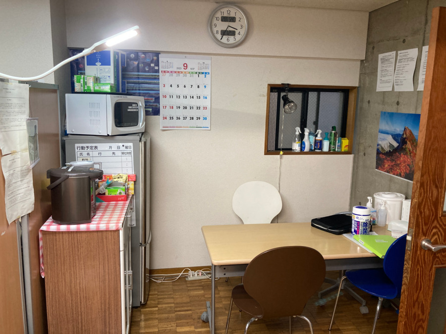 NPO法人ねこの手の写真8枚目：冷蔵庫や電子レンジ、コーヒーやお茶など完備。美味しいお菓子も置いてあります！