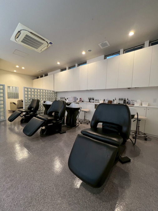 hair resort cocok（美容師の求人）の写真2枚目：YUMEシャンプーやヘッドスパ用の個室を完備