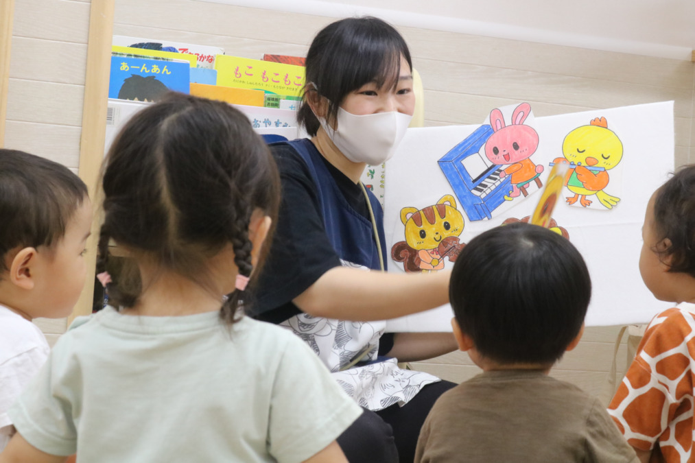 プチリック菊川園の写真8枚目：パネルシアターをしています