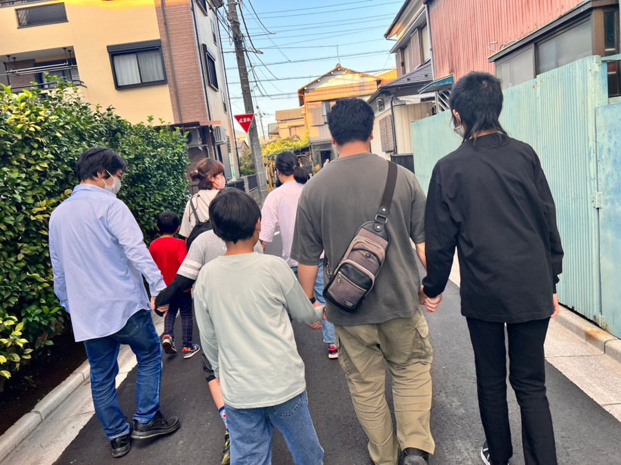 放課後なかよしくらぶ（児童指導員/指導員の求人）の写真6枚目：仲良くお散歩や公園へ行きます★
