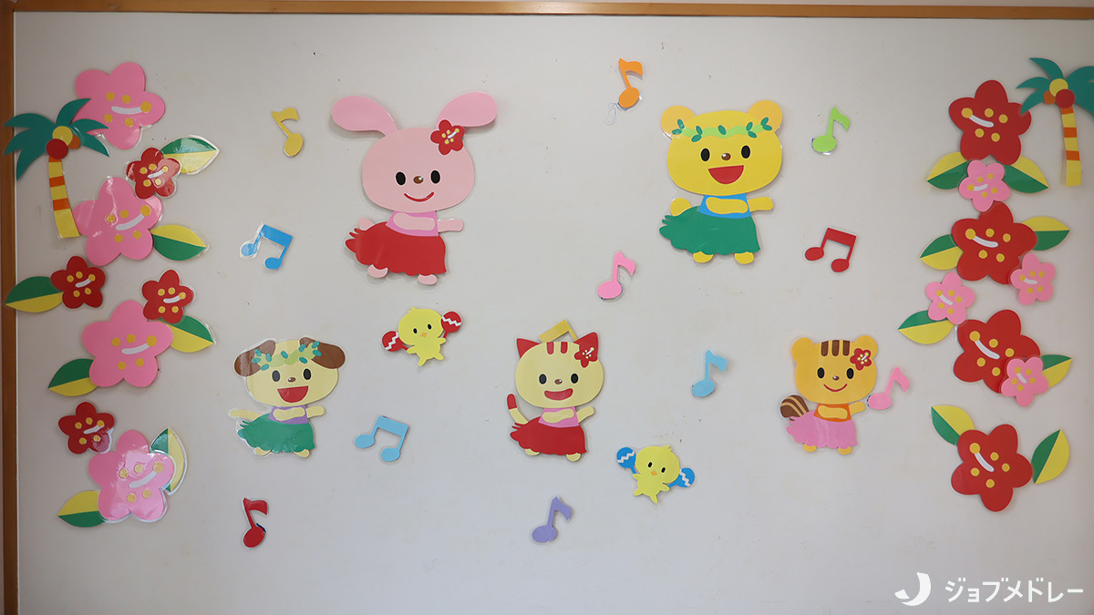 あいみー平間保育園（保育士の求人）の写真7枚目：園内には楽しい掲示物がたくさん♪