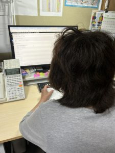 医療法人社団敬正会　あんクリニック訪問診療（医療事務/受付の求人）の写真4枚目：医事部のムードメーカー。いつ覗いても明るく笑顔がとっても素敵です！