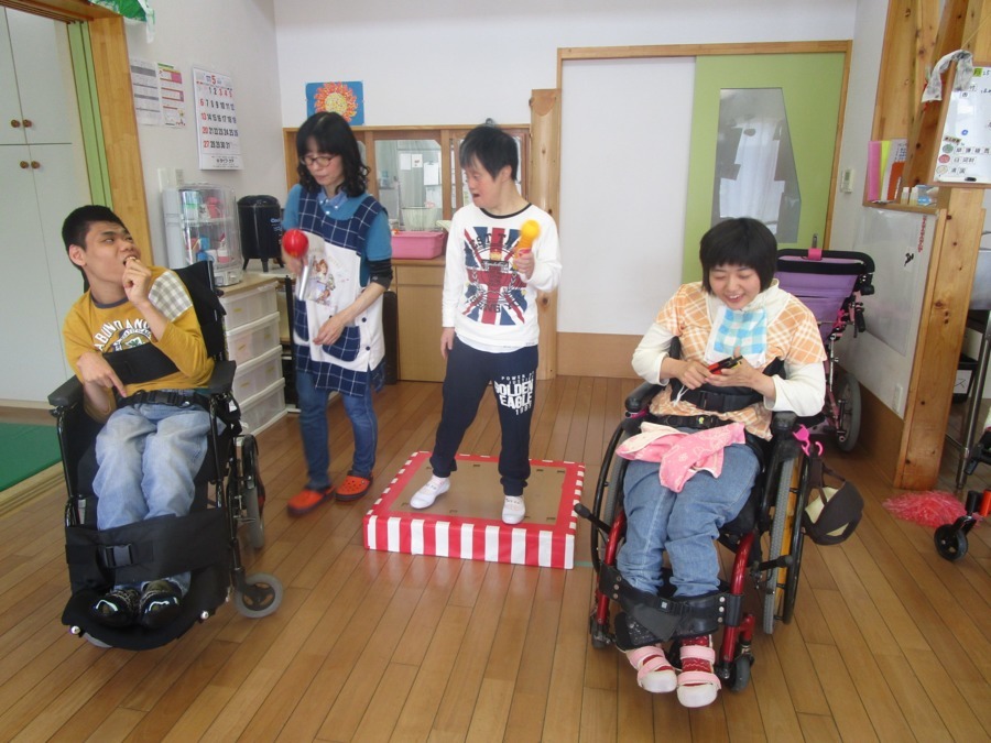 障害福祉サービス事業所パレット（看護師/准看護師の求人）の写真3枚目：歌が好きな方が多く、音楽がいつも流れています。