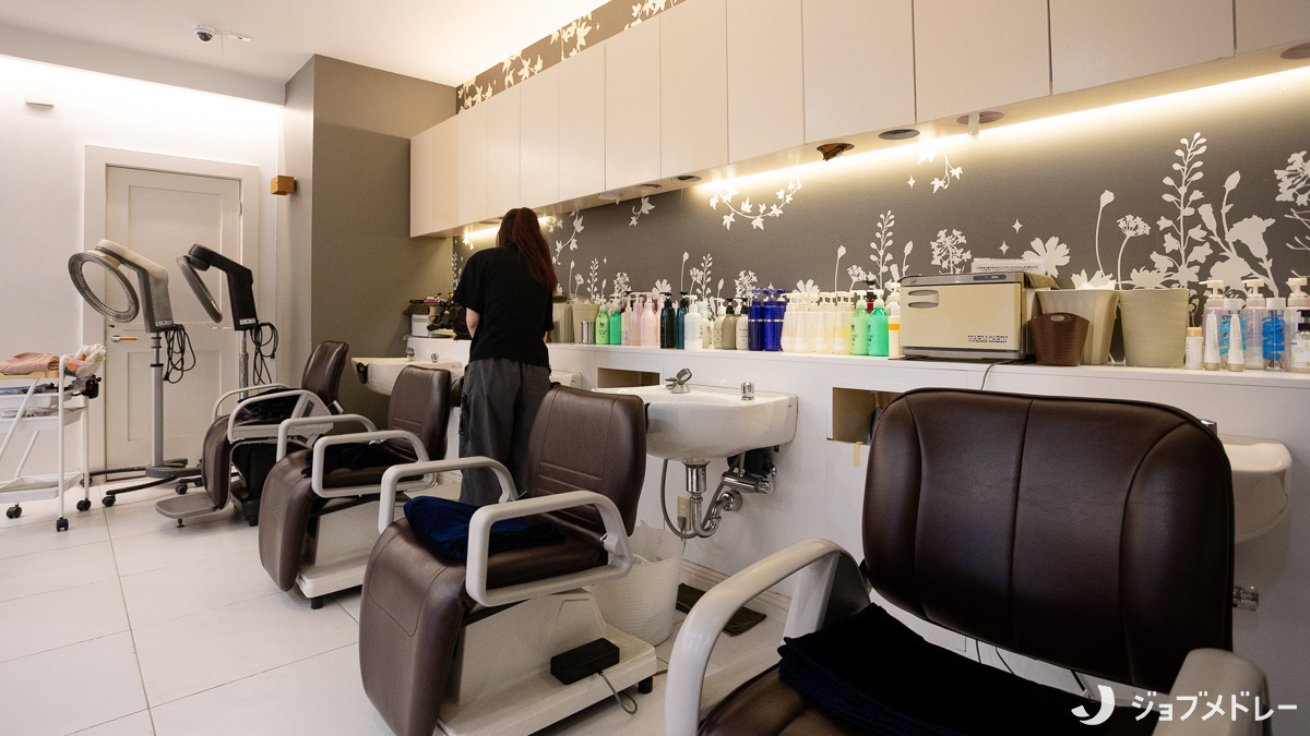 ブリリアント・ルア国立店（美容師の求人）の写真10枚目：間接照明が灯る、癒しのシャンプースペースです
