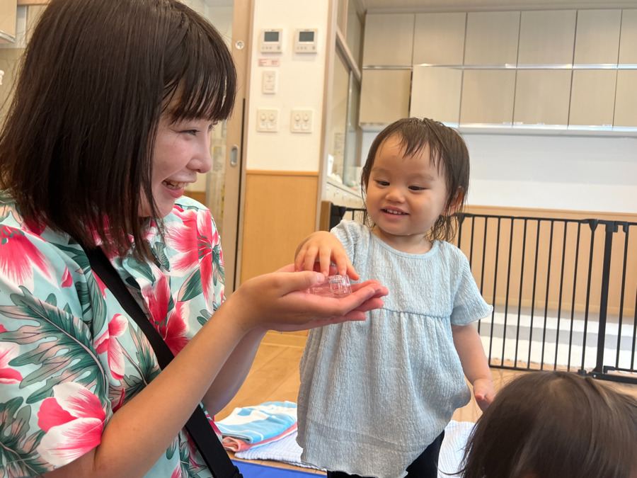 ぽかぽか保育園 豊田園（保育士の求人）の写真6枚目：夏の8月は限定アロハシャツが制服