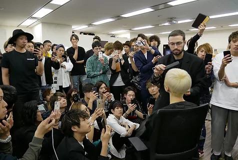 HAIR&MAKE EARTH岡山店(美容師の求人)の写真6枚目:外部の講師を招いての講習も全国からスタッフが集まって皆で技術の向上を目指します。