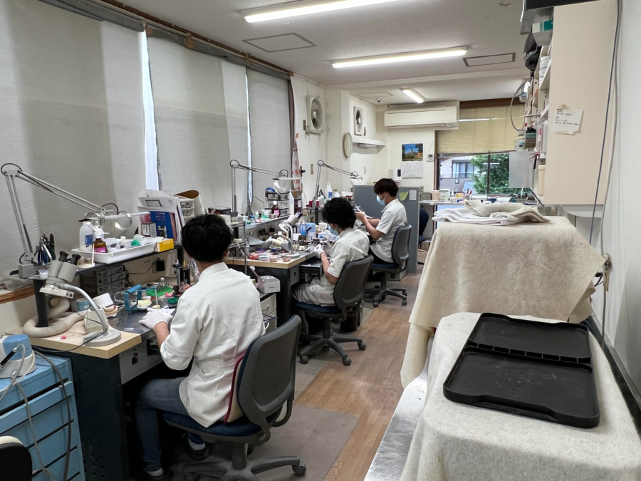 堀田歯科（歯科衛生士の求人）の写真4枚目：2階はすべて技工室。3名の常勤歯科技工士がいます。