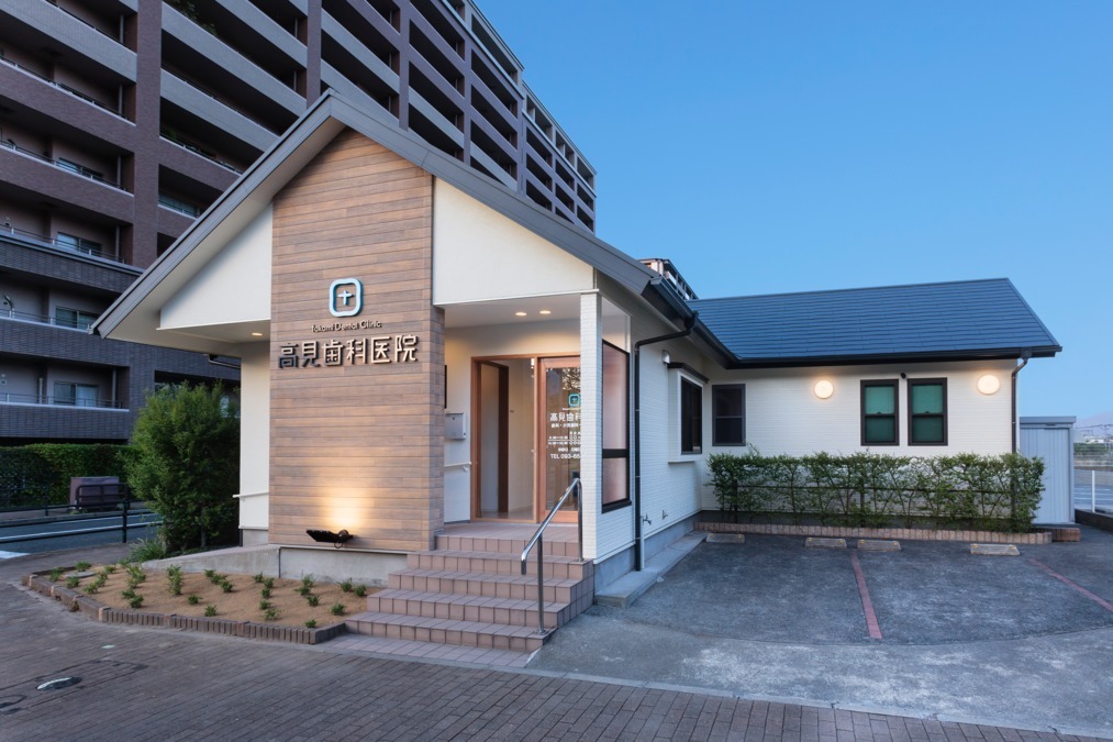 医療法人 高見歯科医院(医療事務/受付の求人)の写真4枚目:近隣にスーパーや医院の並ぶ一画で、利便性が高いです。