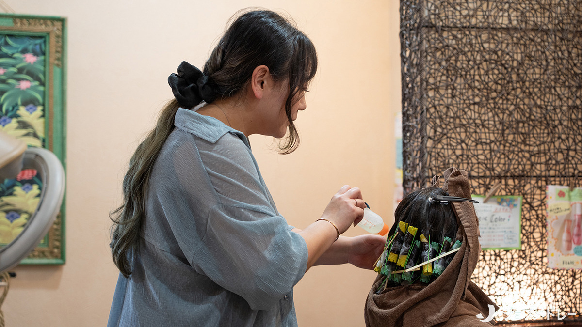 ローテローゼ 栃木イオン前店(美容師の求人)の写真14枚目:お客様にあったスタイルをご提案しています