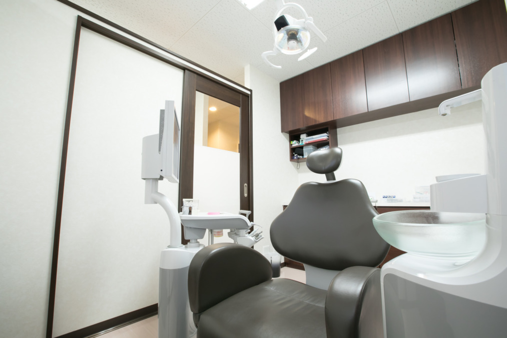 サクラ堂歯科医院(歯科医師の求人)の写真6枚目:個室タイプの診療室