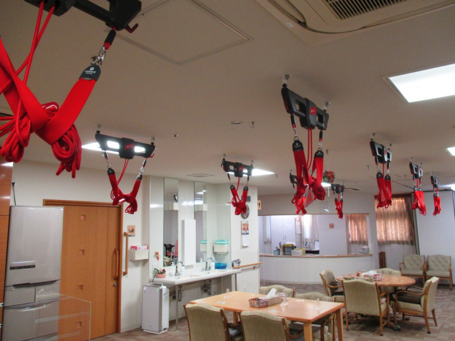 ミモザ横濱紅葉苑デイサービスの写真5枚目：レッドコードを設置しており、ご利用者へのリハビリ・エクササイズに用いております♪