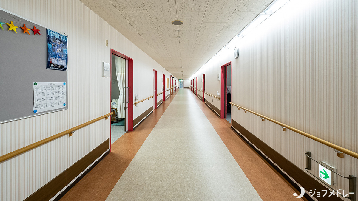介護医療院　新富士ケアセンター（介護職/ヘルパーの求人）の写真11枚目：廊下はゆとりある設計で、すれ違う際も安心です