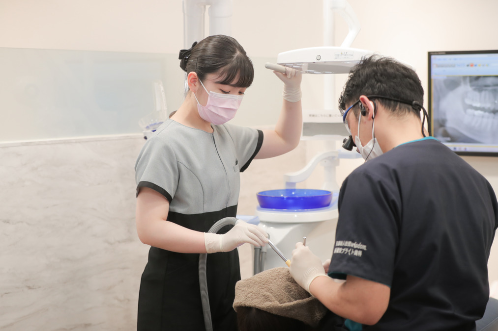 医療法人社団ウィズダム 新浦安ブライト歯科(歯科助手の求人)の写真4枚目:診療がスムーズに行えるように動くことが必要になります