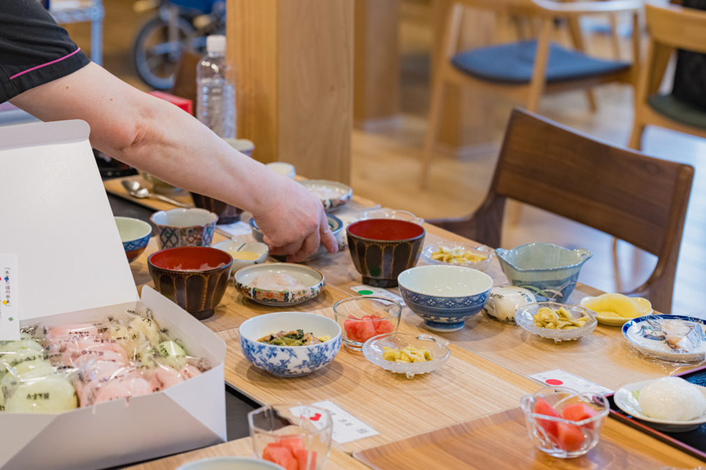かんたきかなで（介護職/ヘルパーの求人）の写真3枚目：家庭で食べるような雰囲気を味わってほしいので、食器にもこだわっています