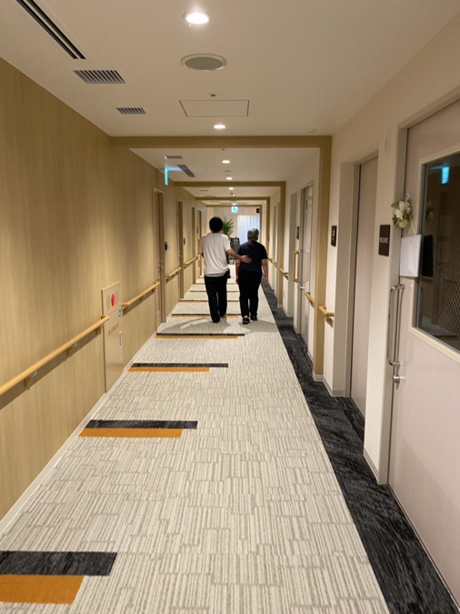 株式会社EE21東京事業所（美容師の求人）の写真4枚目：キレイになったご利用者様の歩幅に合わせてゆっくりとお部屋まで誘導中の１コマ！