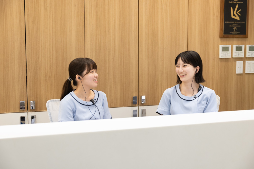 医療法人社団　栗林歯科医院（医療事務/受付の求人）の写真2枚目：患者さんに寄り添った対応で受付を行います。