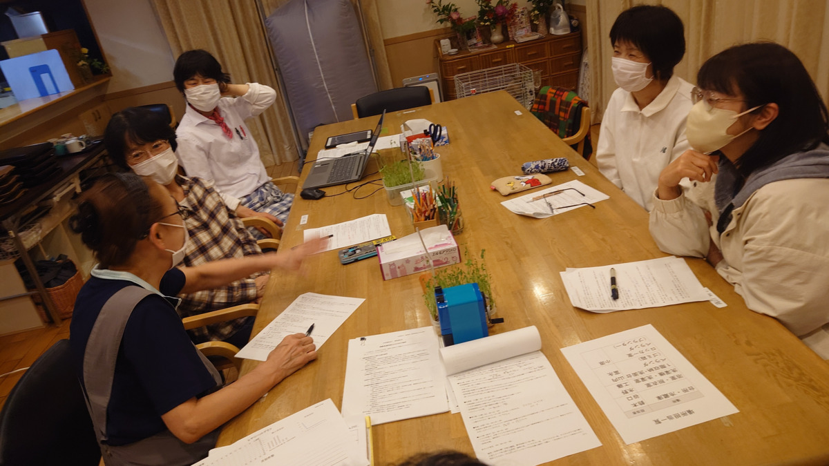 グループホーム　高坂苑の写真9枚目：入居者の皆さんのための会議。時に真剣に、時に和気あいあいと。