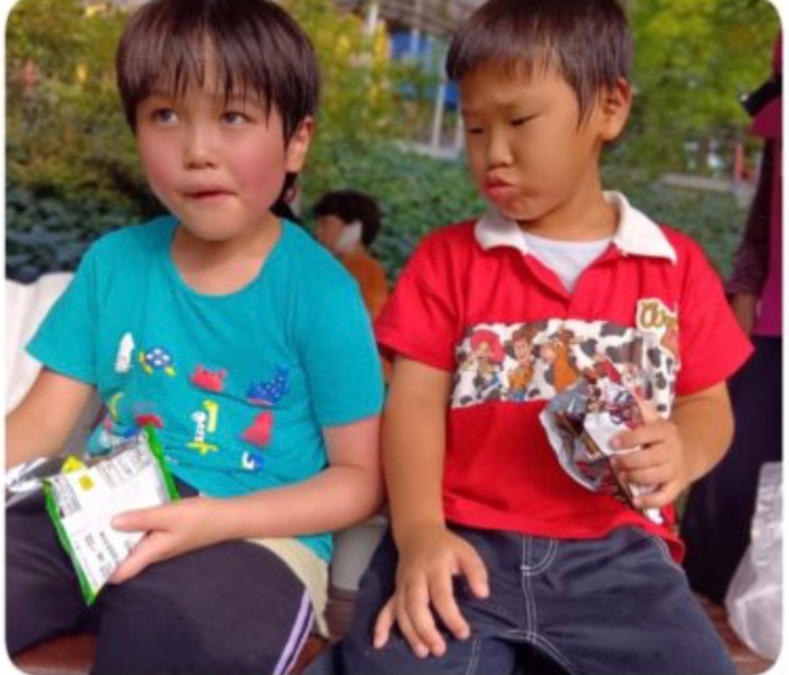 放課後等デイサービス ウィズ神戸あらた(児童指導員/指導員の求人)の写真10枚目:お菓子欲しいな~と羨ましがったり。でも取っちゃダメとルールもきちんと教えます☆