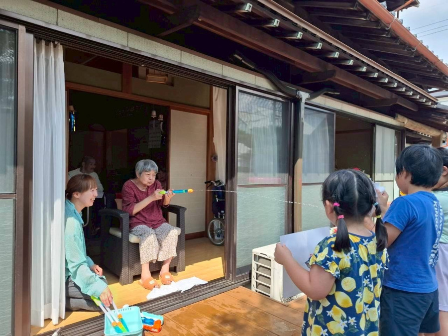 ケアフリーの家（介護職/ヘルパーの求人）の写真2枚目：職員のお子さんも参加して下さり賑やかになり、利用者様と一緒に楽しんでいます
