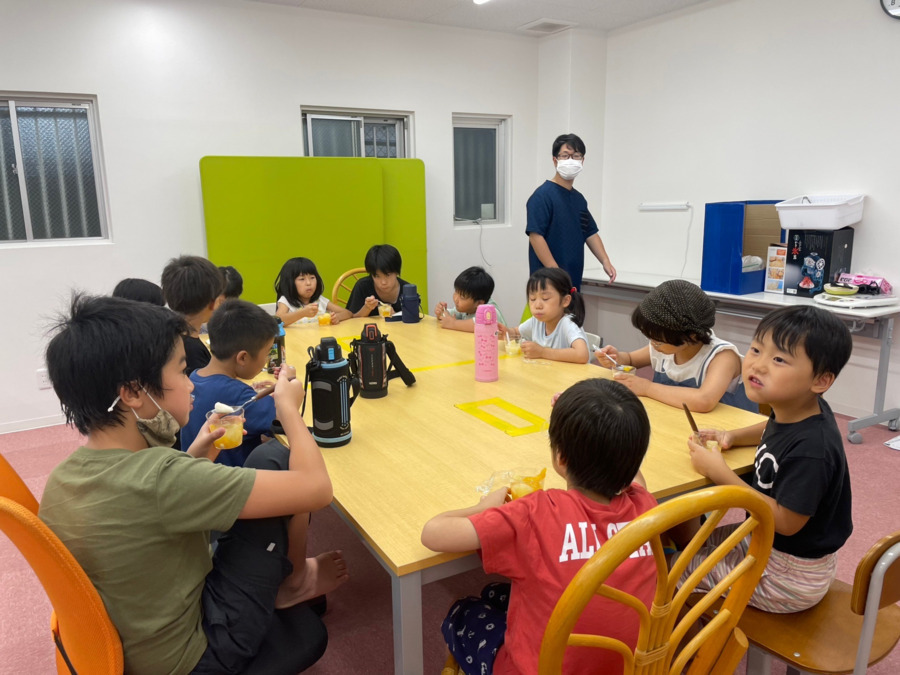 放課後等デイサービス カプリス（児童指導員/指導員の求人）の写真3枚目：楽しいおやつの時間です。