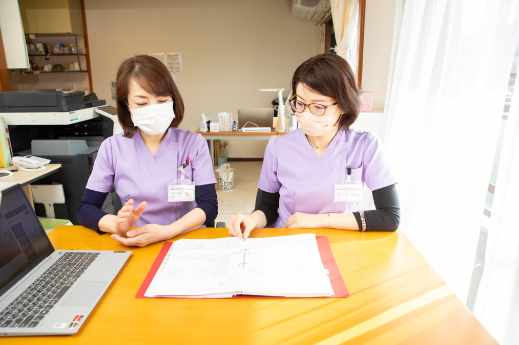 みのり訪問看護ステーション（看護師/准看護師の求人）の写真4枚目：ケアカンファレンスの様子です。