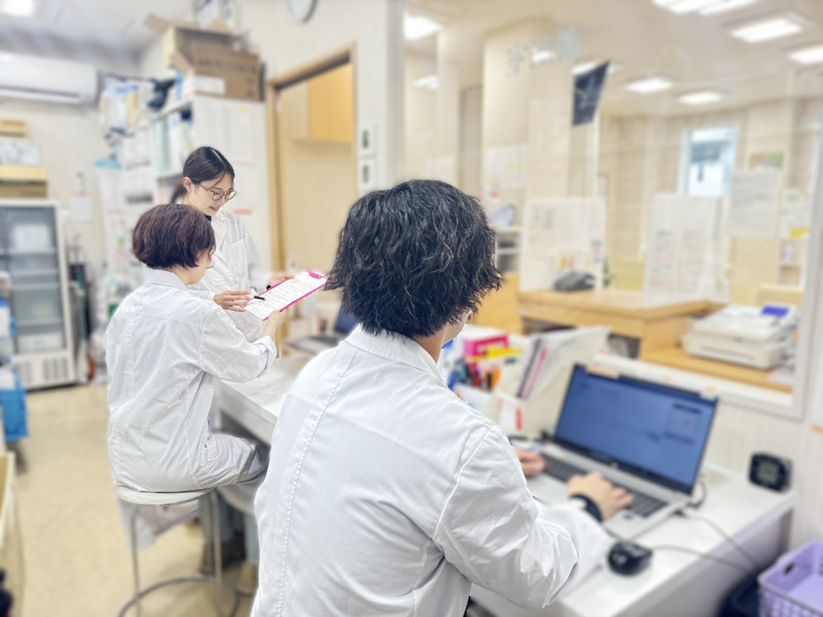 フラワー薬局 笹塚店(薬剤師の求人)の写真3枚目:職種や年次を問わず相談し合える、あたたかなチームワークが魅力です。