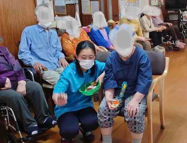 デイサービスやすらぎ邸花小金井（介護職/ヘルパーの求人）の写真6枚目：お一人お一人がいつでも主役になれるレクリエーションを実施しています。
