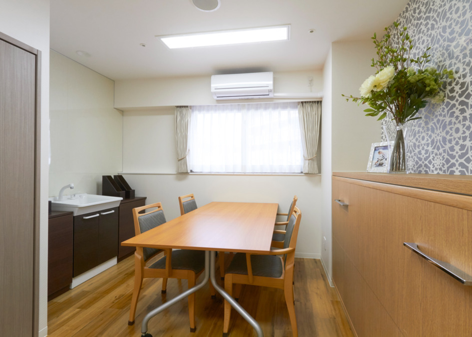 ミモザ横濱花梨苑サービス付き高齢者向け住宅の写真8枚目：相談室兼リフレッシュルームとなります♪
