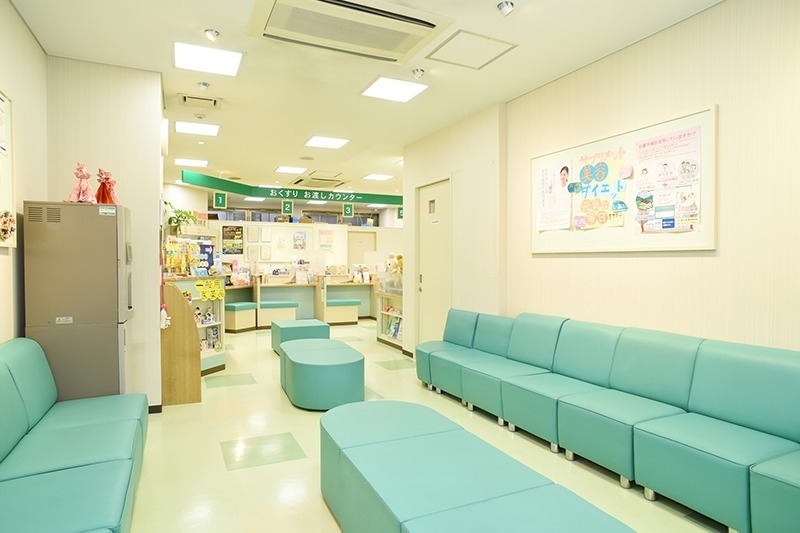 中日調剤薬局 八事日赤前店の写真3枚目：明るい雰囲気の待合室です