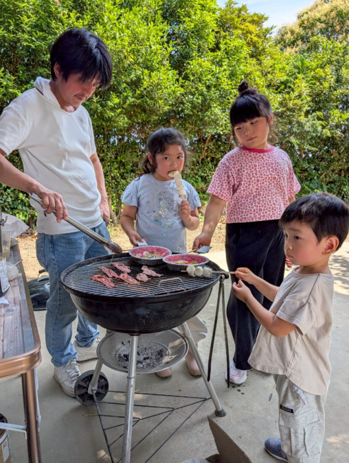訪問介護あいえん（生活支援員の求人）の写真8枚目：社員さんの子供達とバーベキュー！焼き担当は当然社長です。