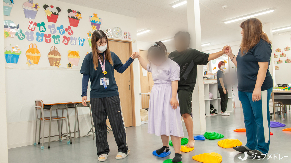 放課後等デイサービス アイ・カラーズ羽島小熊校の写真14枚目：賑やかに楽しいひとときを過ごしています