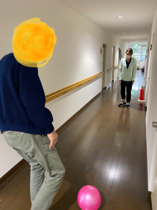 デイサービス　野いちご（介護職/ヘルパーの求人）の写真9枚目：ながーい廊下を使ってこんなボールレクなどできます。