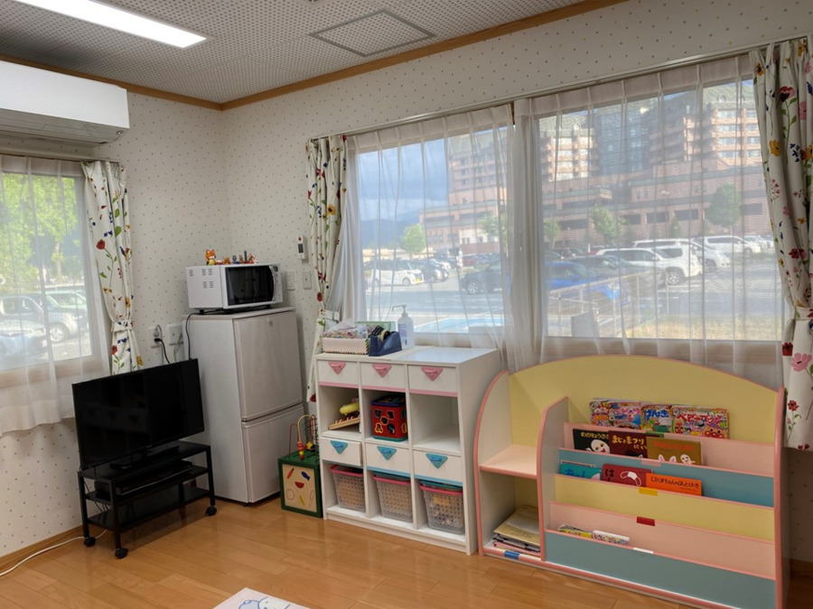 山形県立中央病院院内保育所（看護師/准看護師の求人）の写真2枚目：保育園の建物に病児保育室が併設されております。定員は３名です。