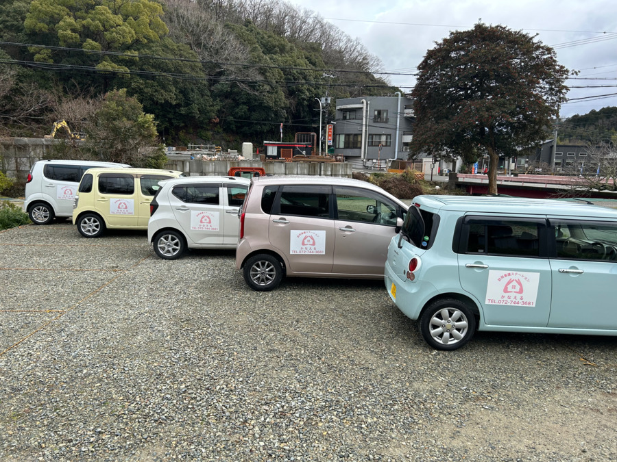 訪問看護ステーション かなえる（看護師/准看護師の求人）の写真2枚目：社用車たちです、ロゴ入りステッカーを貼って、宣伝しながら訪問しています。