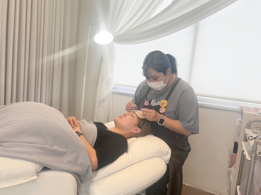 Junono Eyelashの写真2枚目：お客様とスタッフへの負担が最も少ないと言われている電動リクライニングチェア施術