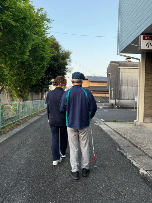 ポピーヘルパーステーション小俣(介護職/ヘルパーの求人)の写真10枚目:障がい福祉サービスにも力を入れています。視覚障がいの方の同行援護の様子です