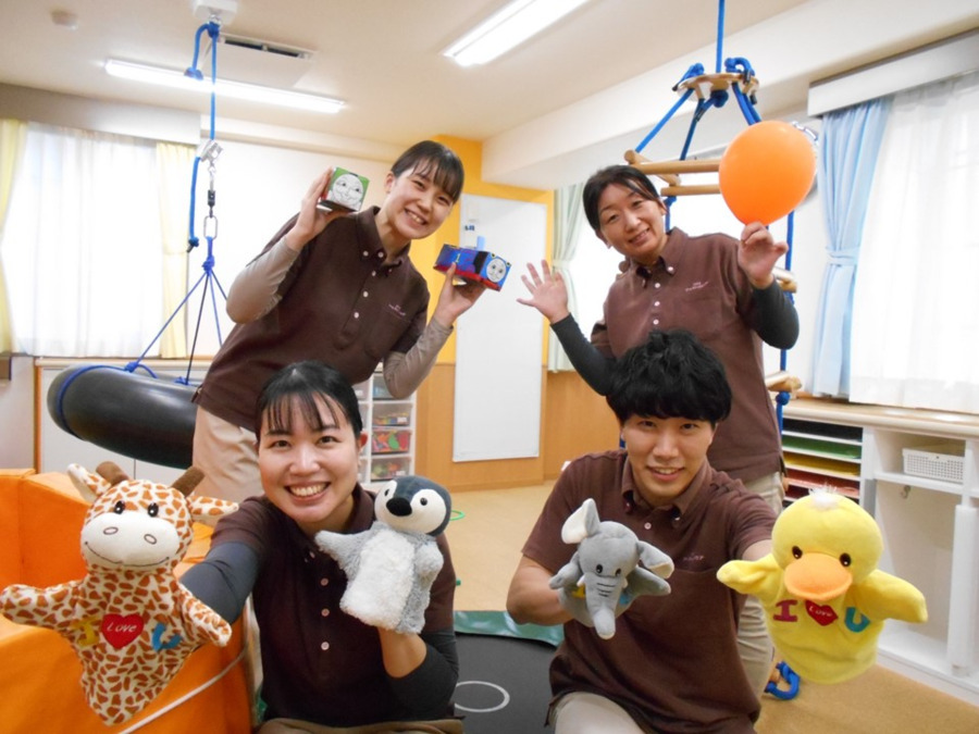 アートチャイルドケアSEDスクール神戸王子 (児童発達支援教室)(児童指導員の求人)の写真:職員同士の話し合いの時間を多くとり、和気あいあいと明るい雰囲気です。