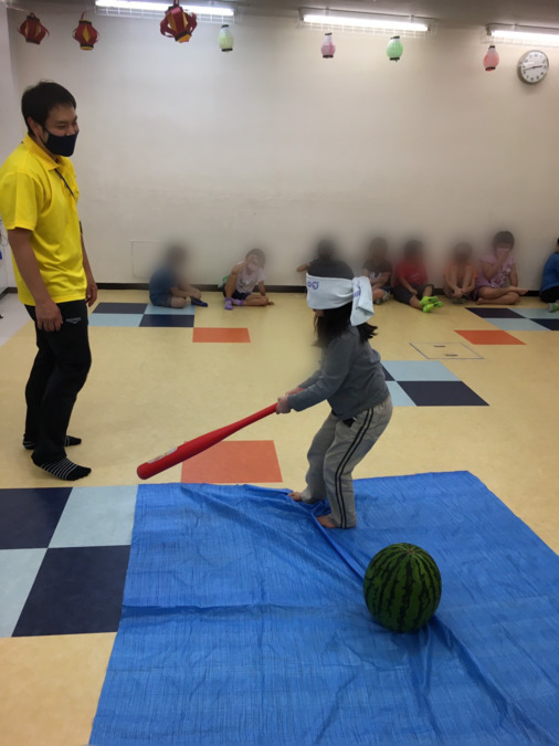 放課後等デイサービス　デイキッズアジャスト（児童指導員/指導員の求人）の写真4枚目：スイカ割り、みんなの声掛けで上手に割れるかな？