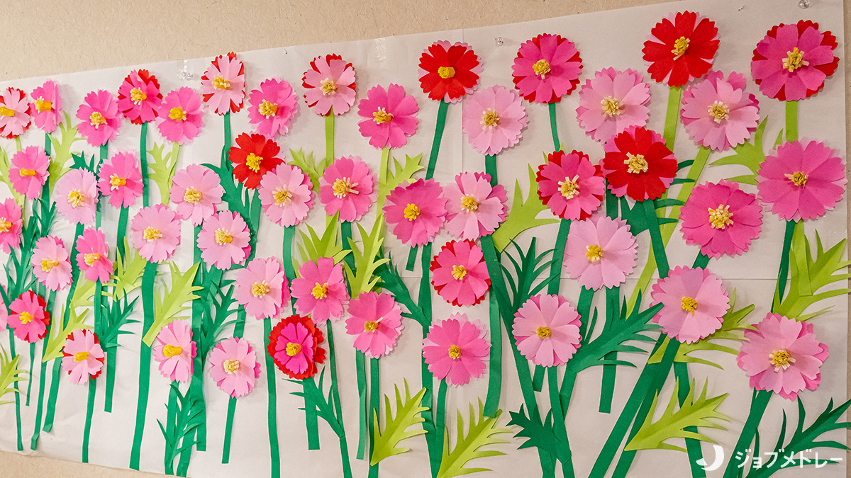 デイサービス第2しんあいの写真4枚目：季節に合わせたコスモスの飾りつけです＊