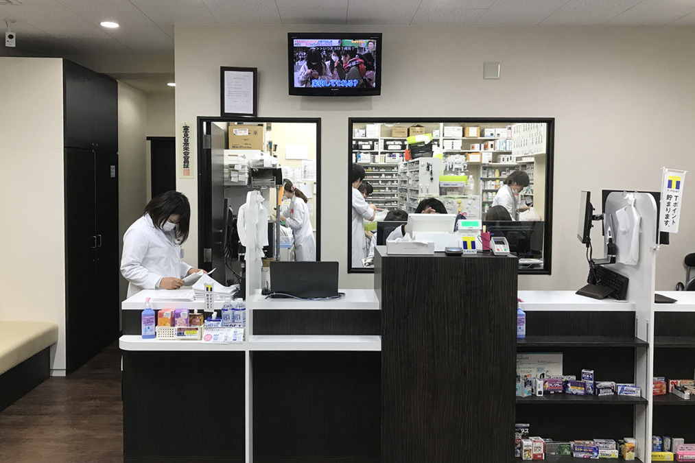 フラワー薬局 富士見台駅前店の写真3枚目：店内は明るく清潔です