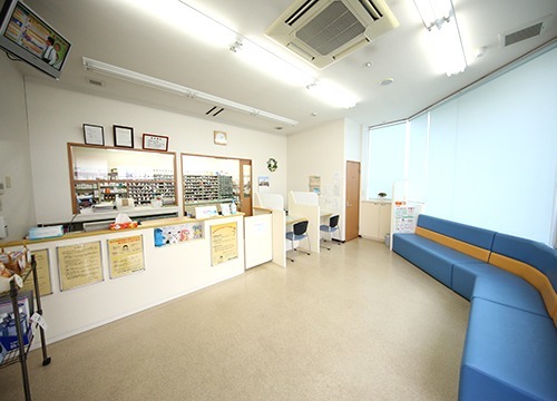 星和台薬局（薬剤師の求人）の写真3枚目：広い店内でゆっくりお待ちください
