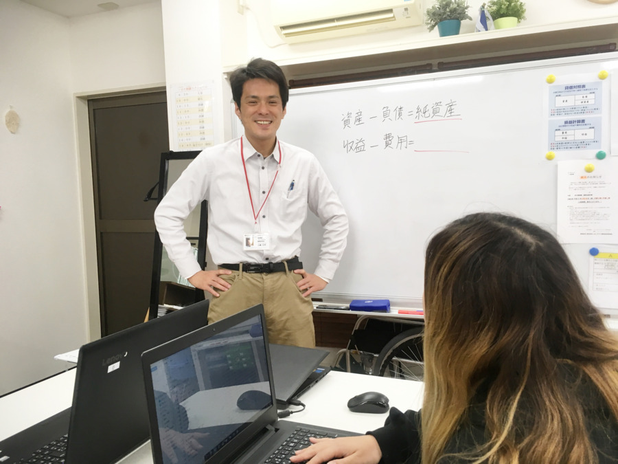 ニコサービス城東センターの写真4枚目：簿記の授業中です。初心者でも教えられるようになるまでサポートします！
